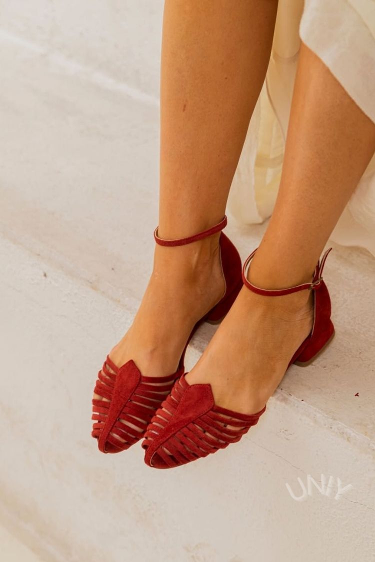 Ballerines bordeaux en suédine synthétique avec brides cage à la cheville [Précommande]