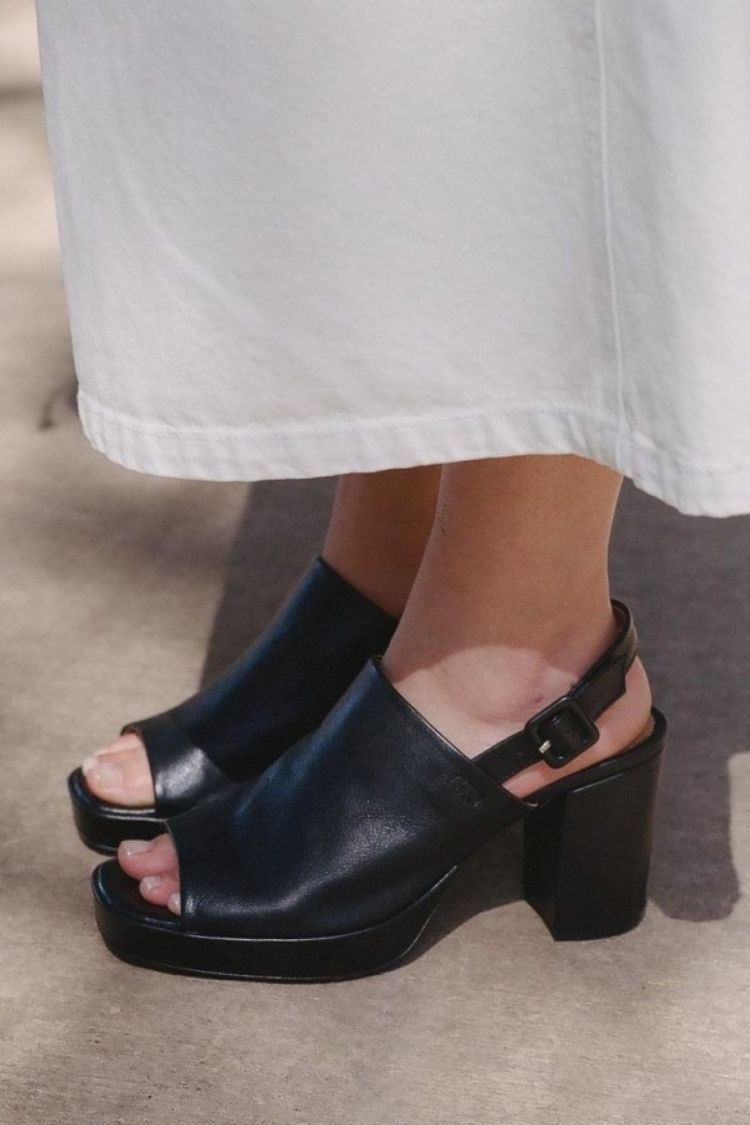 Schwarze Leder Peeptoe Blockabsätze [Vorbestellung]