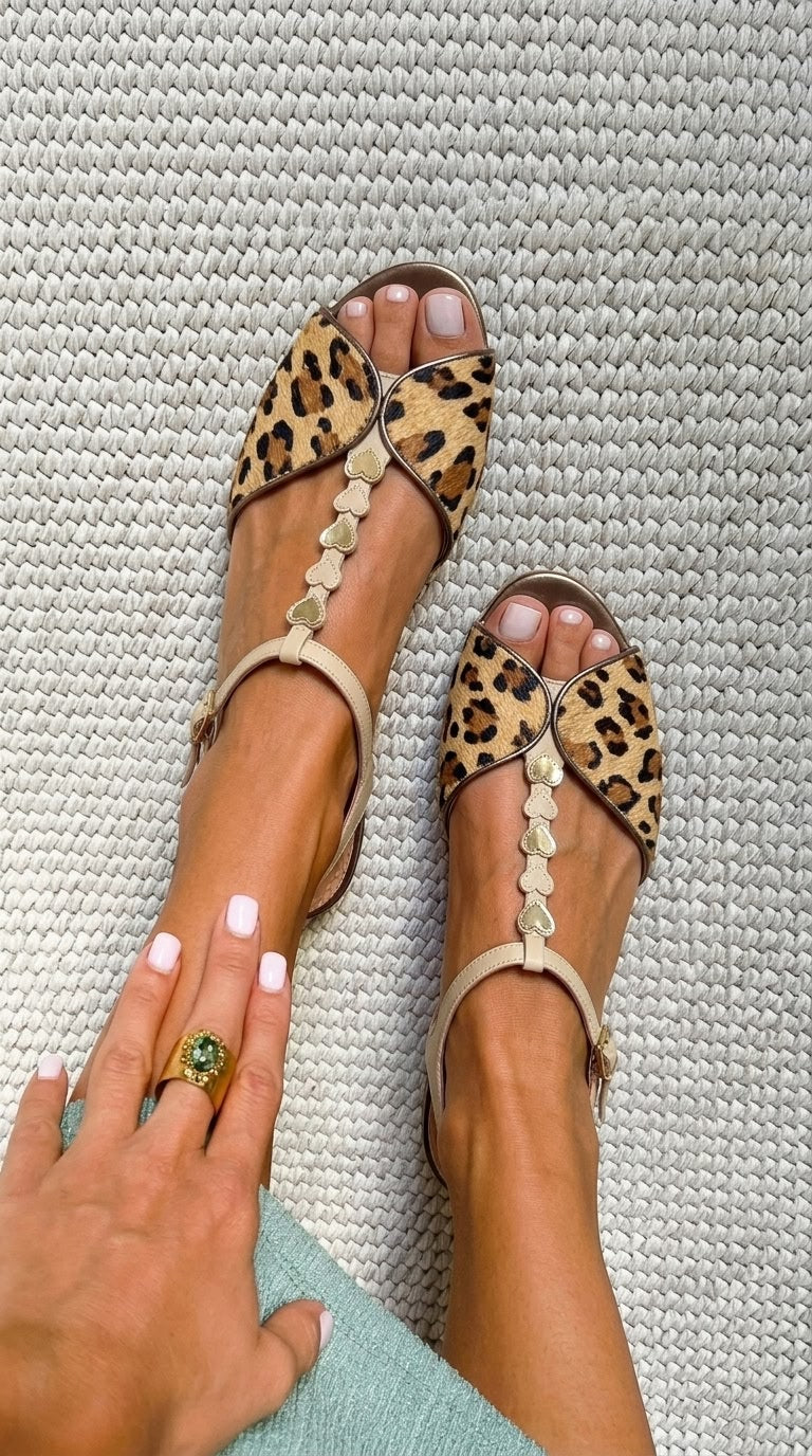 Sandalias Leopard Print Haircalf con Tiras en T y Corazón Dorado y Puntera Abierta [Pre-orden]