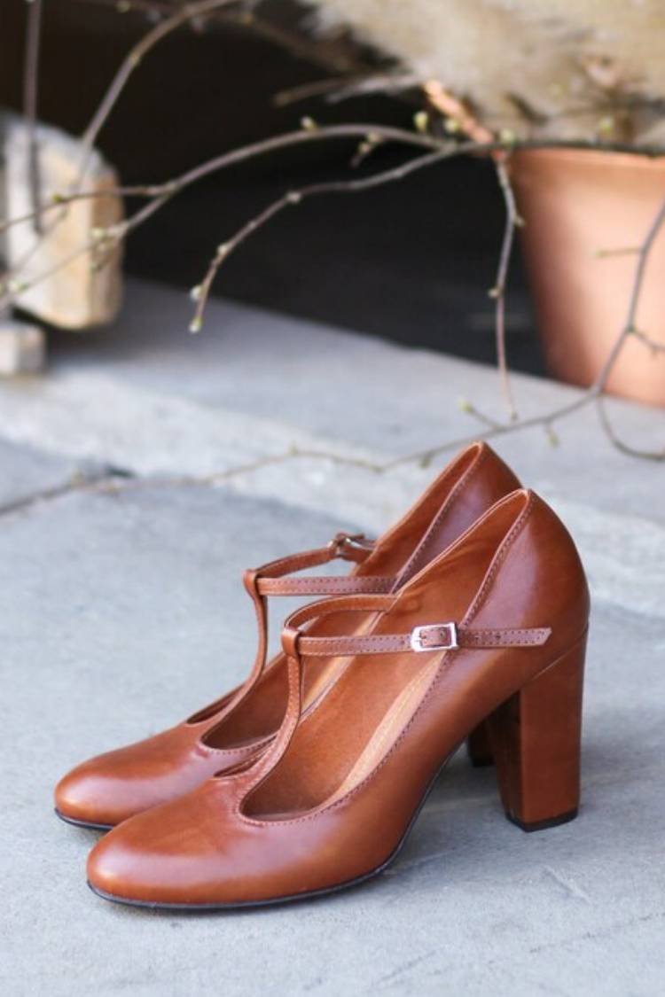 Tacchi grossi marroni eleganti con fibbia a T e tinta unita 