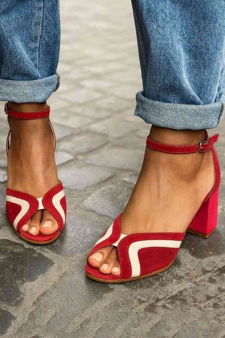 Scarpe con tacco a blocco, cinturino alla caviglia, punta aperta e finiture ondulate colorblock [Pre-ordine]