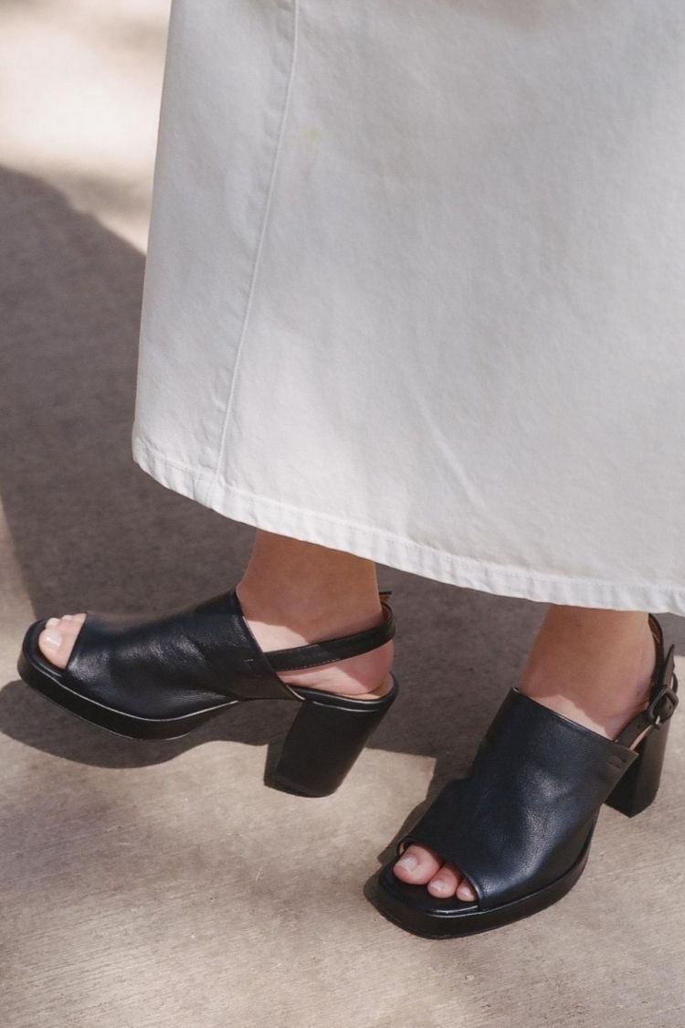 Schwarze Leder Peeptoe Blockabsätze [Vorbestellung]