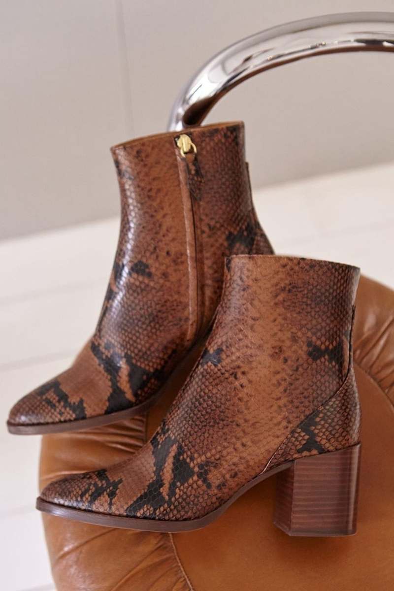 Botas de Cano Curto com Salto Bloco, Estampa de Cobra Castanha em Pele Sintética [Pré-Encomenda]