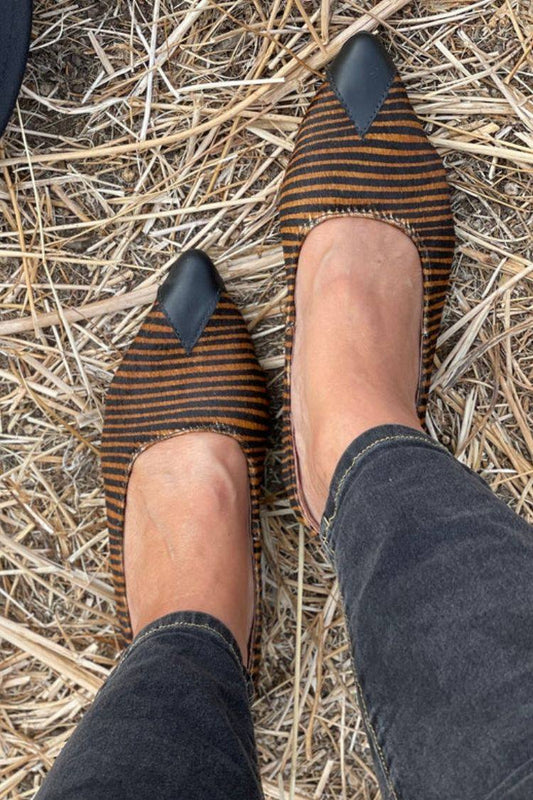 Ballerine a punta con motivo a righe in pelle scamosciata e punta a contrasto [Pre-ordine]