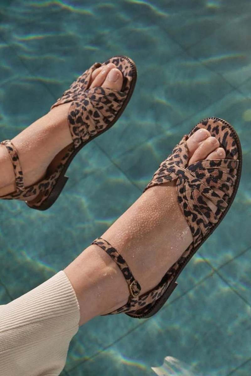 Sandales plates à brides croisées imprimé léopard [Précommande]）