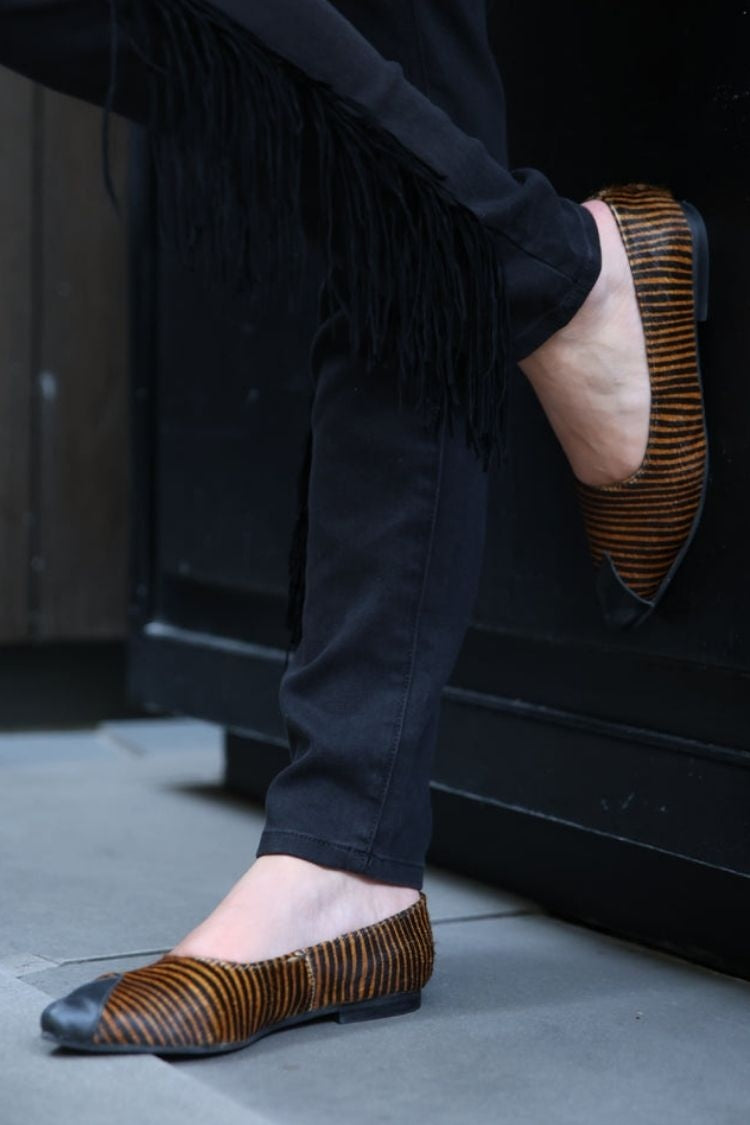 Ballerine a punta con motivo a righe in pelle scamosciata e punta a contrasto [Pre-ordine]