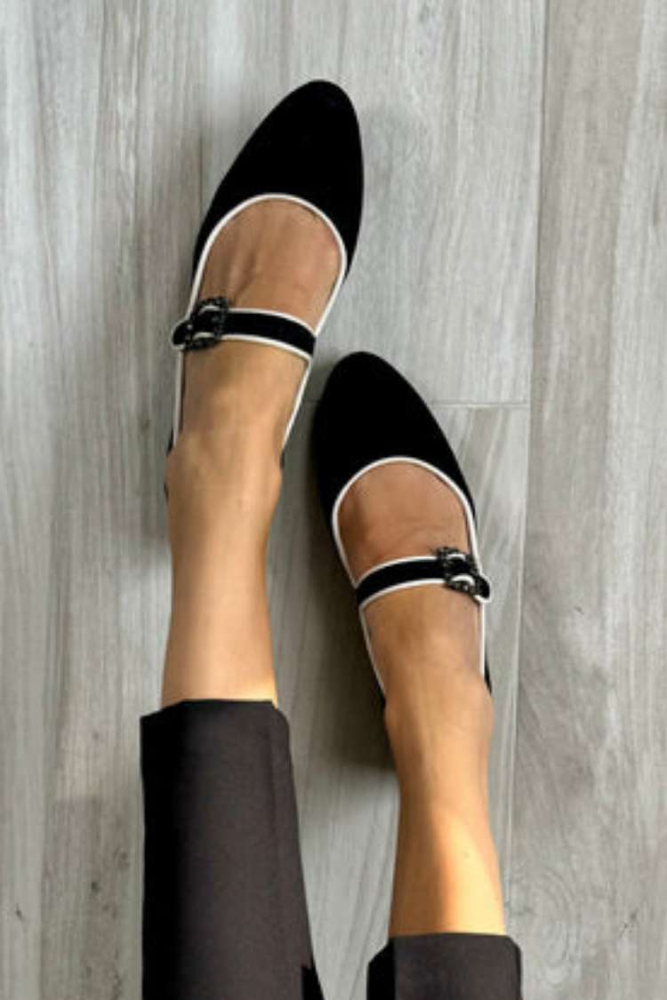 Zamszowe baleriny Mary Jane z kontrastową lamówką i klamrą [Przedsprzedaż]