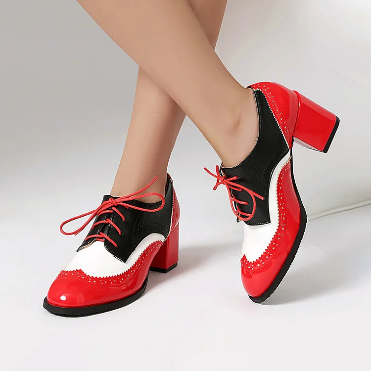 Oxford Brogues com atacadores, biqueira redonda, salto grosso, bloco de cores em patchwork