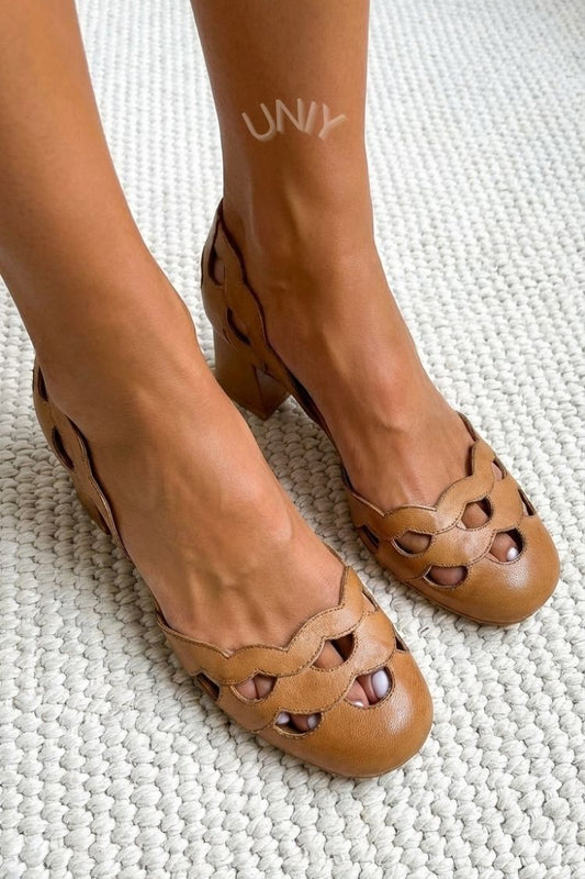 Chique camelkleurige blokhakken met golvende uitgesneden details en ronde neus [Pre Order]