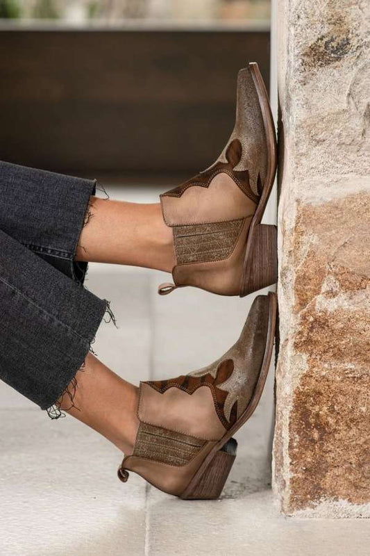 Botas de Tornozelo com Salto Grosso e Recorte Western Bicolor [Pré-Encomenda]