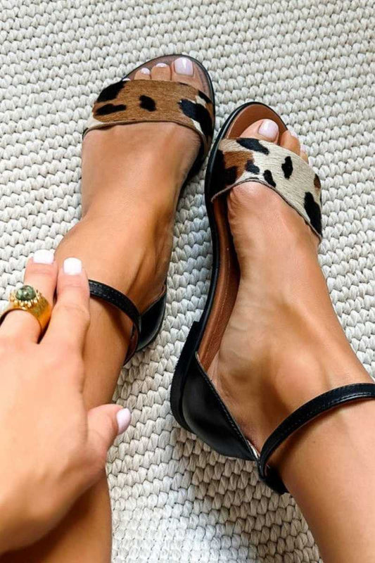 Ballerine con cinturino alla caviglia in similpelle con stampa mucca [Pre-ordine]