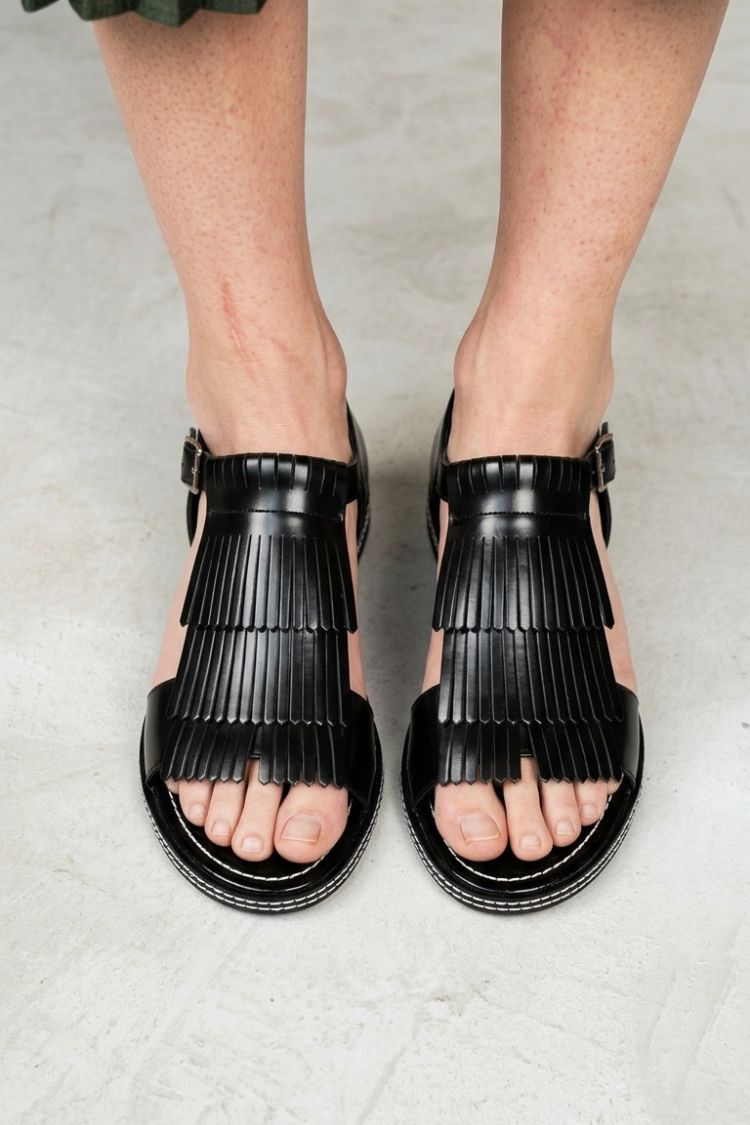 Sandalias planas de piel negra con flecos de varias capas y puntera abierta [Reserva]
