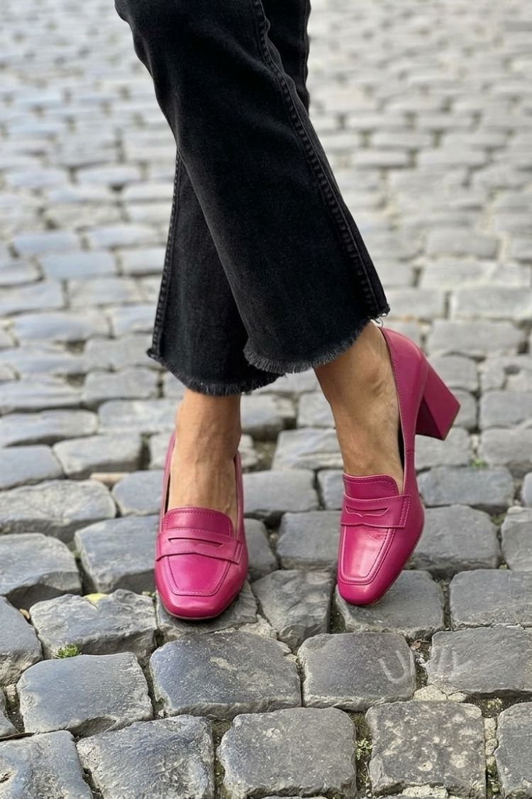 Minimalistische magentafarbene Loafer mit quadratischer Spitze und Blockabsatz