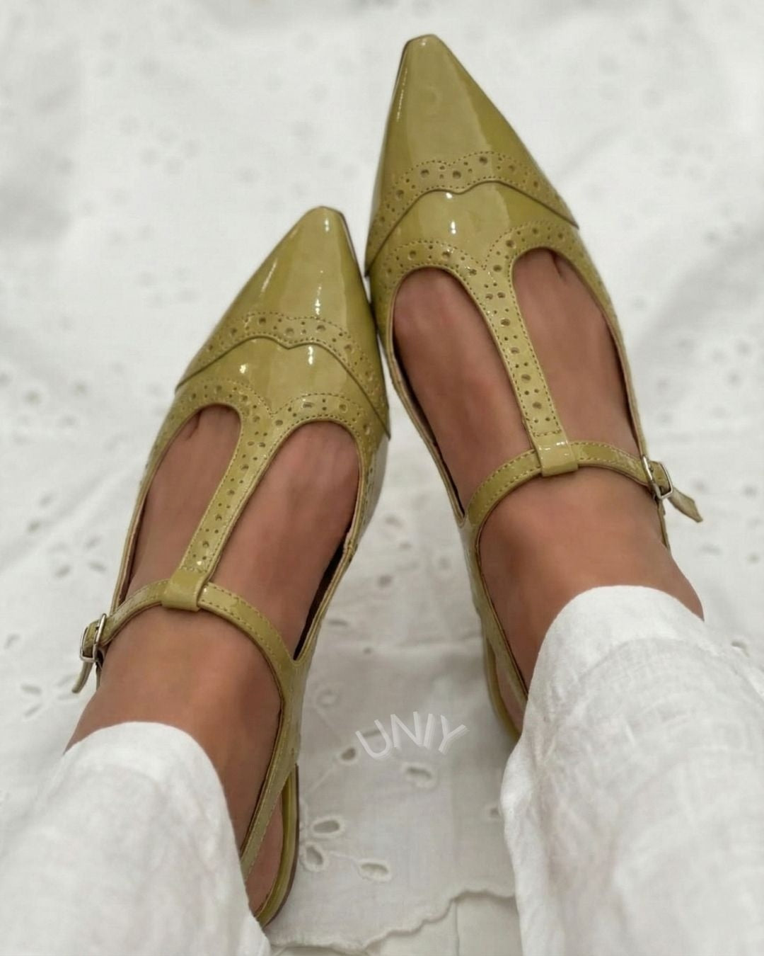 Groene lakleren geperforeerde T-band puntige neus Mary Jane platte schoenen [Vooraf bestellen]