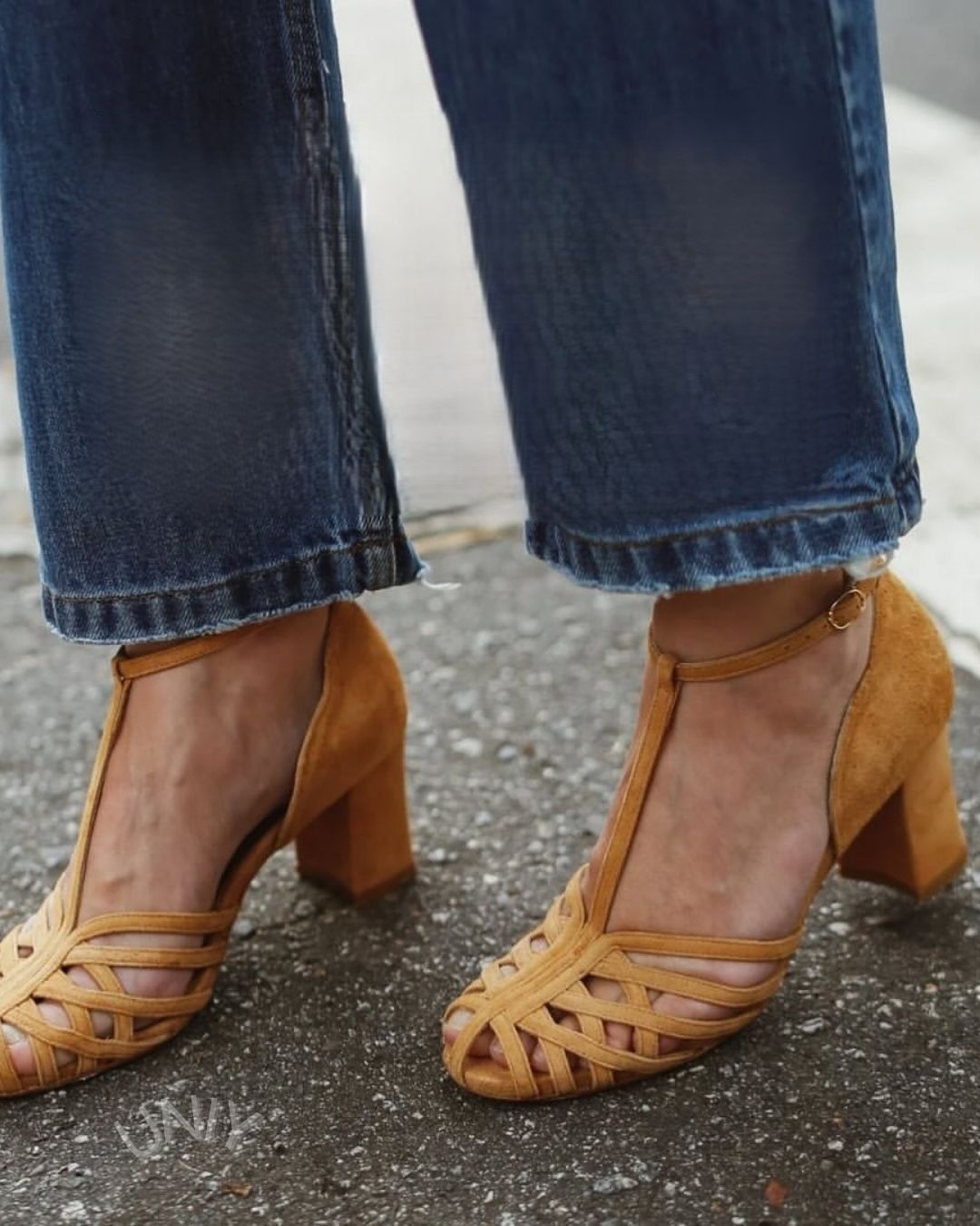 Żółte zamszowe sandały na blokowym obcasie z plecionym paskiem w kształcie litery T i odkrytymi palcami [Przedsprzedaż]