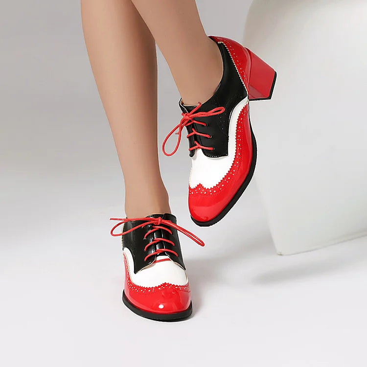 Oxford Brogues com atacadores, biqueira redonda, salto grosso, bloco de cores em patchwork