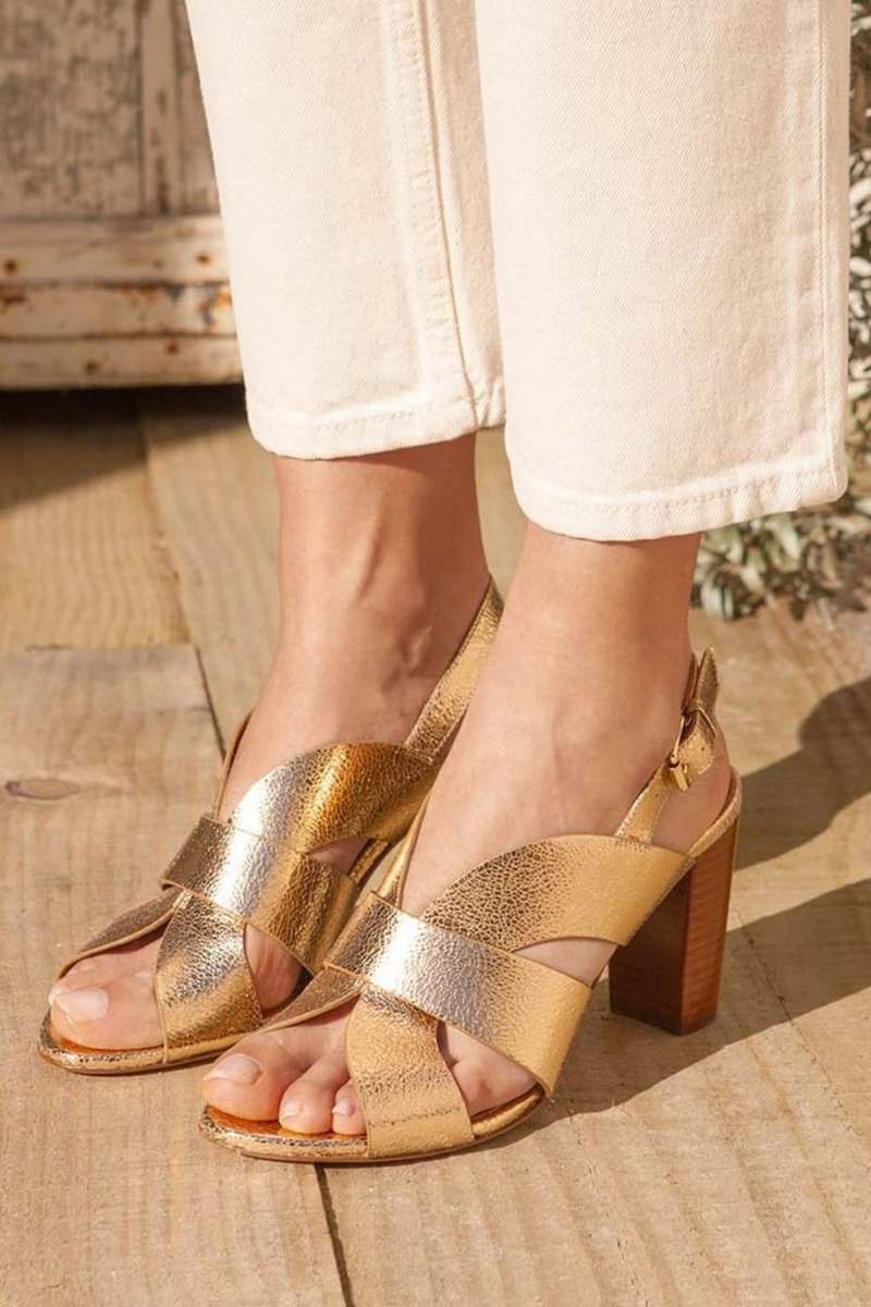 Sandali con tacco a blocco e cinturino incrociato color oro metallizzato [Pre-ordine]