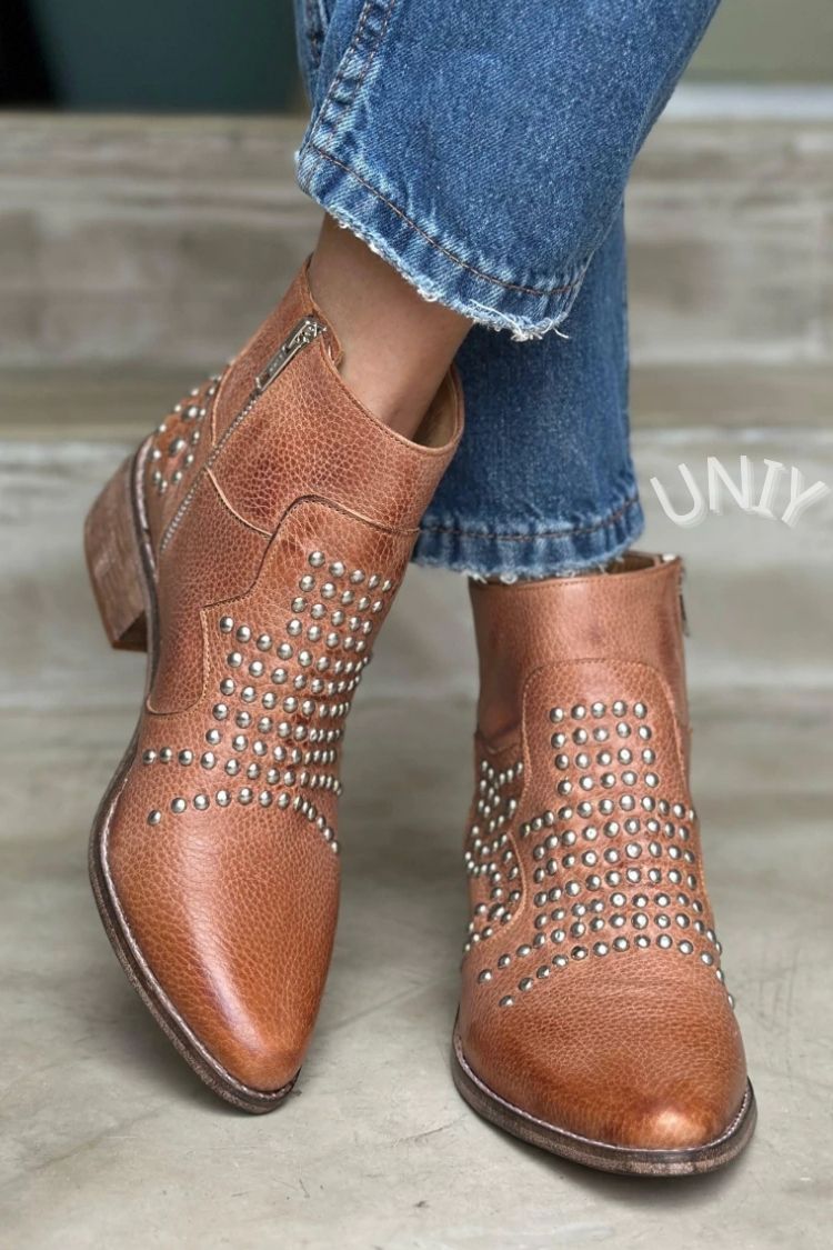 Botas de Tornozelo em Pele Castanha Western com Tachas [Pré-Encomenda]