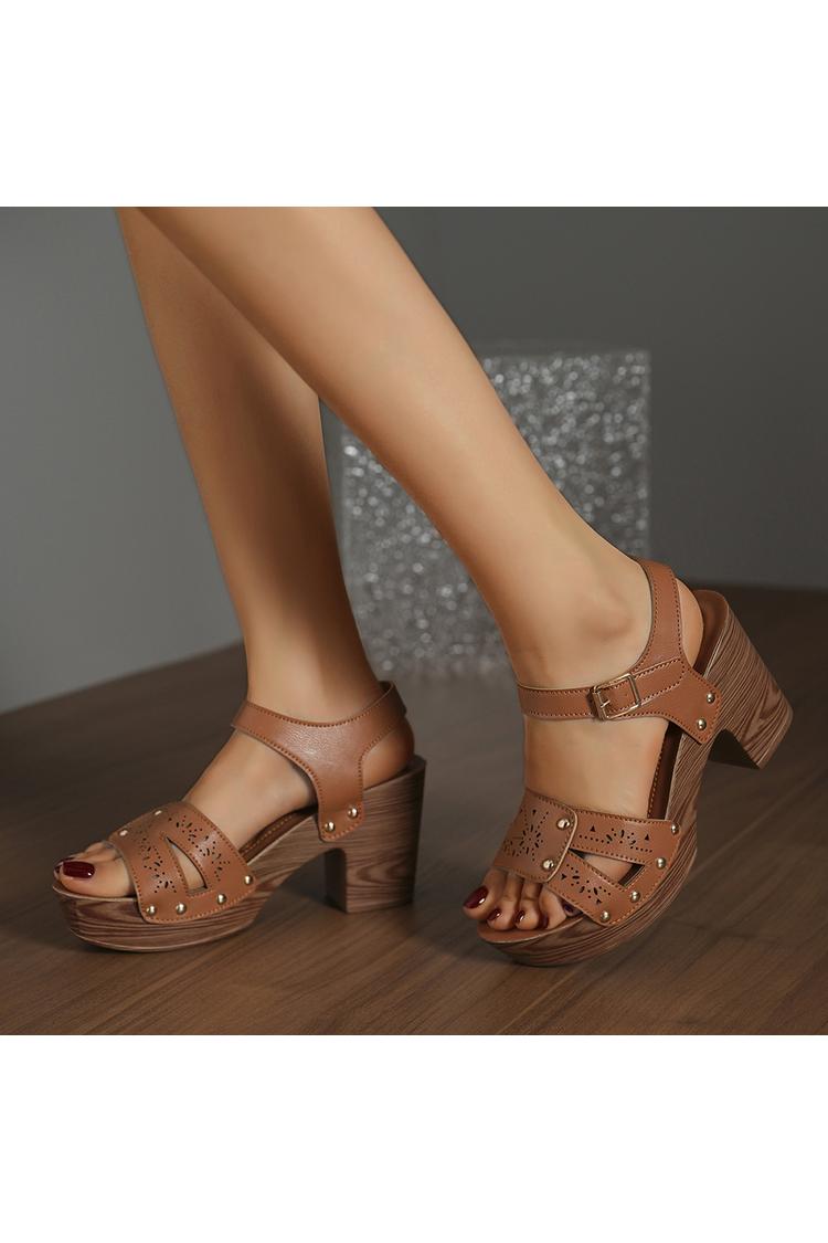 Sandali casual con tacco, punta tonda, tinta unita, con borchie in metallo traforate