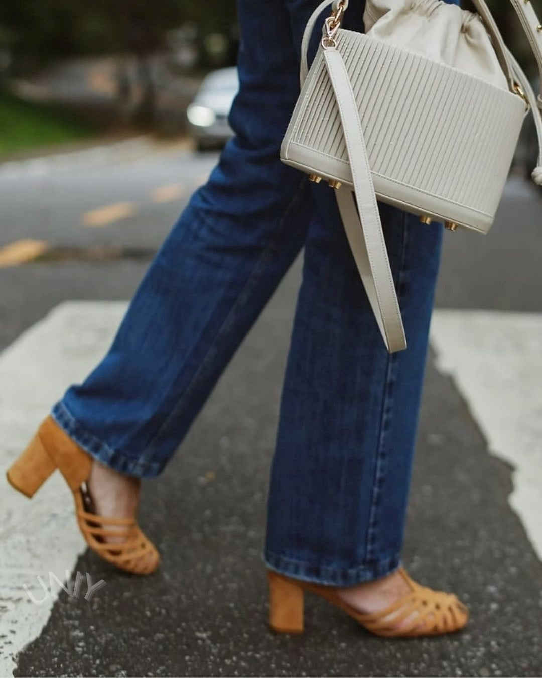 Żółte zamszowe sandały na blokowym obcasie z plecionym paskiem w kształcie litery T i odkrytymi palcami [Przedsprzedaż]