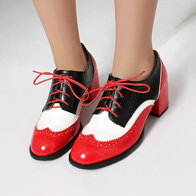 Oxford Brogues com atacadores, biqueira redonda, salto grosso, bloco de cores em patchwork