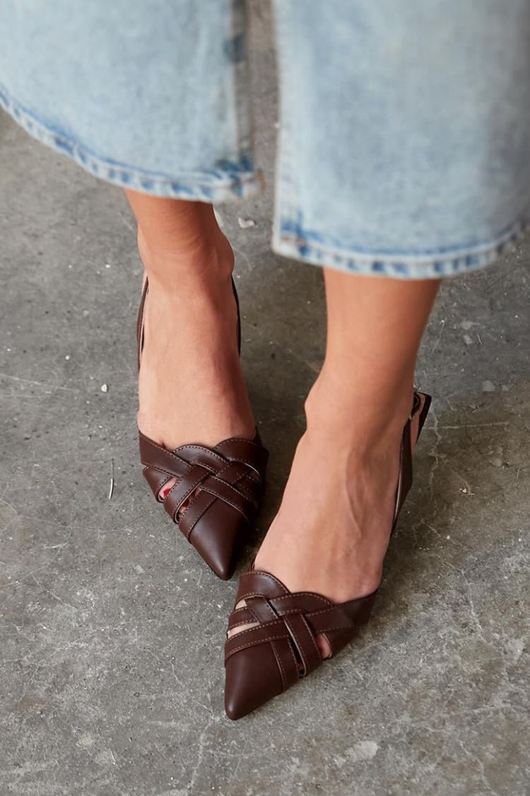 Décolleté slingback a punta in pelle marrone scuro intrecciata con tacco gattino [Pre-ordine]