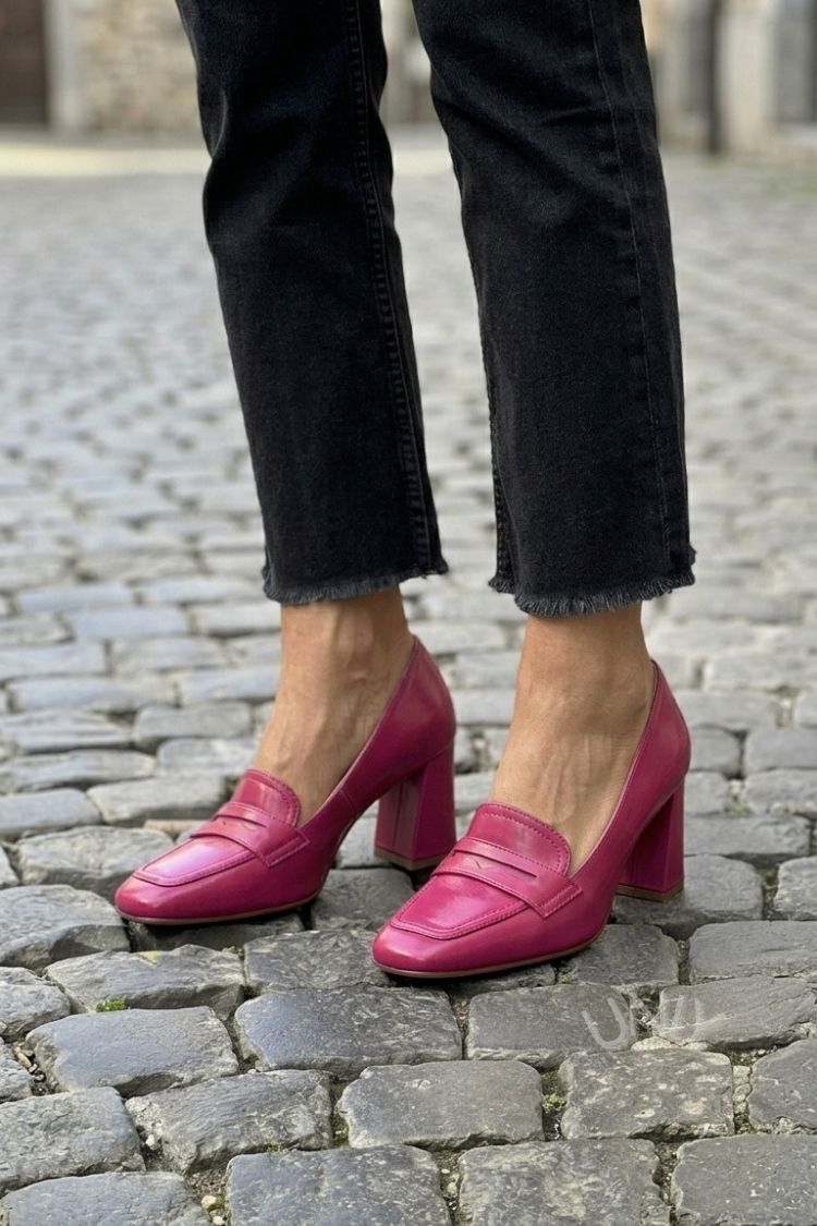 Minimalistische magentafarbene Loafer mit quadratischer Spitze und Blockabsatz