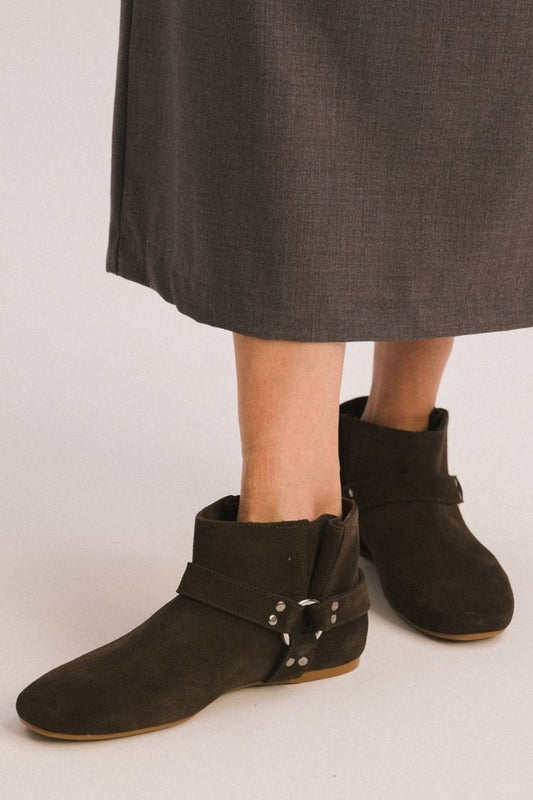 Botas de Tornozelo em Camurça Castanha com Fivela [Pré-Encomenda]