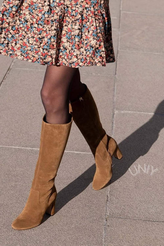 Botas Altas de Camurça Castanha com Salto Bloco [Pré-Encomenda]