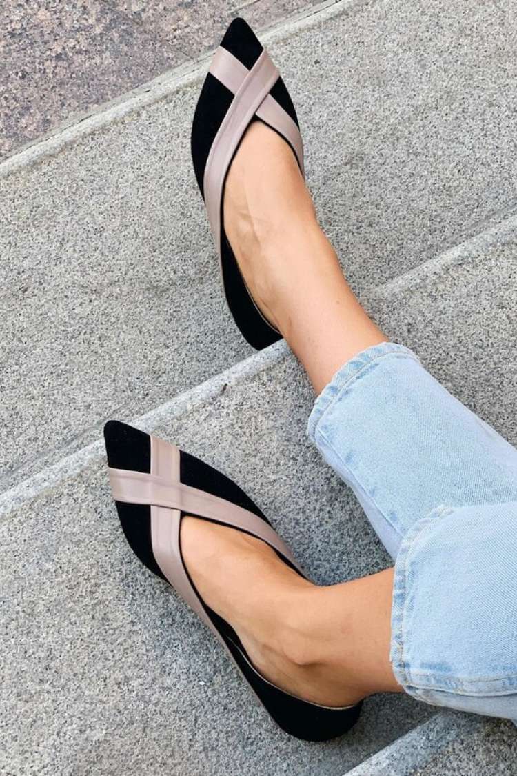 Ballerine con punta a punta e cinturino incrociato in pelle scamosciata color block [Pre-ordine]