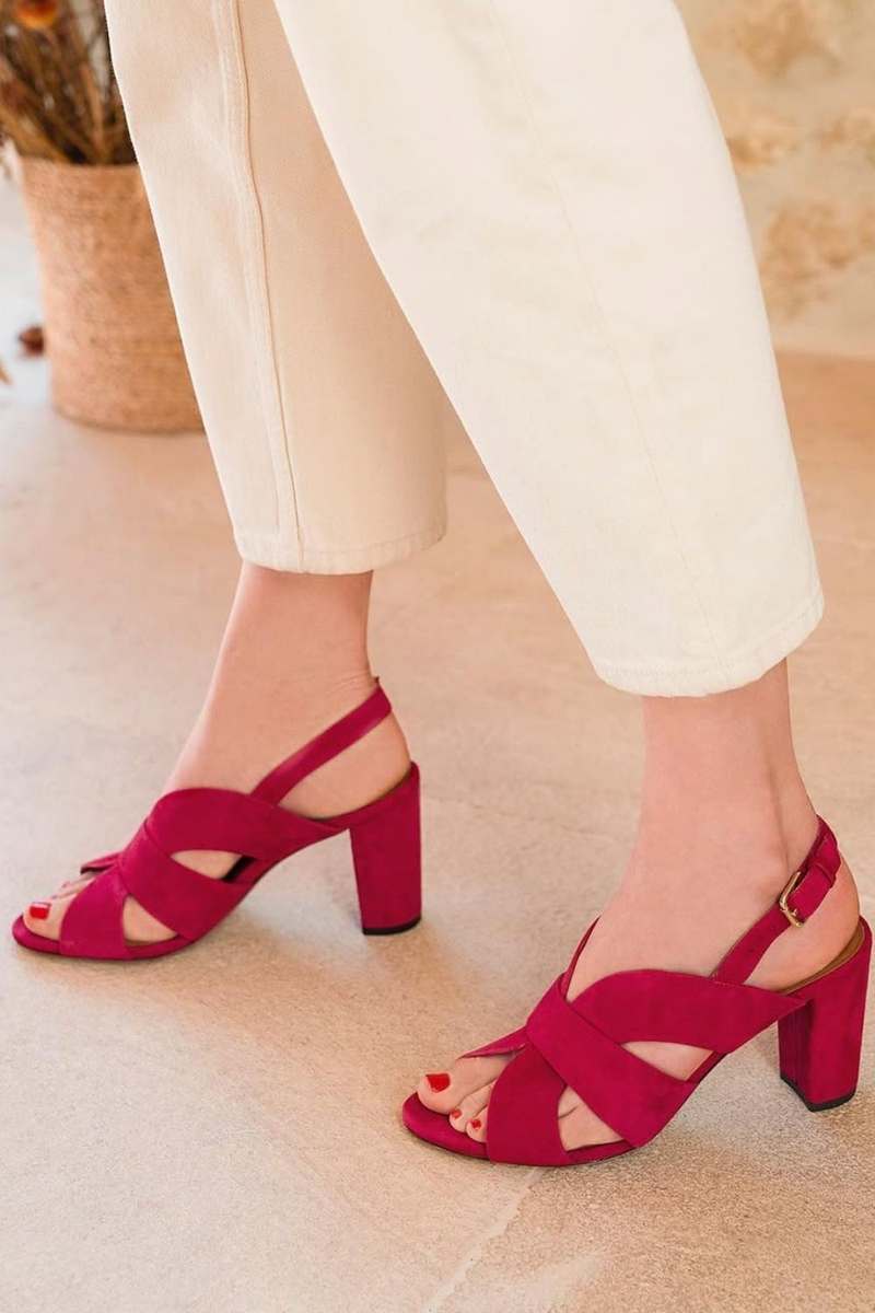 Sandali con tacco a blocco e cinturino incrociato color oro metallizzato [Pre-ordine]