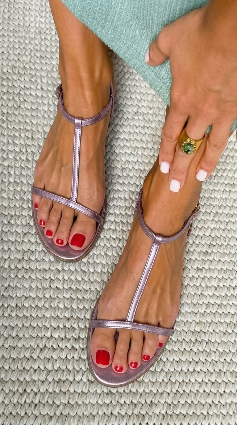 Minimalistische Metallic-Sommer-Sandalen mit T-Riemen und flachem Absatz