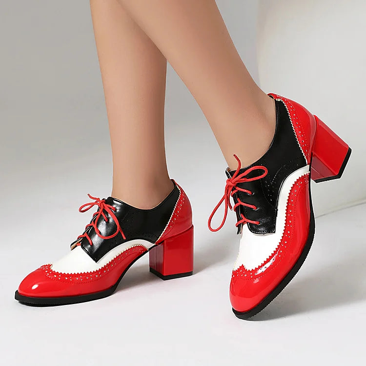 Oxford Brogues com atacadores, biqueira redonda, salto grosso, bloco de cores em patchwork