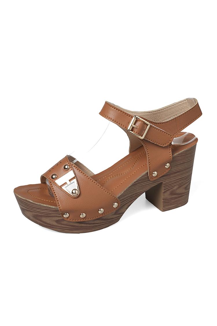 Sandali con tacco casual, con punta tonda e traforata, decorati con borchie in metallo