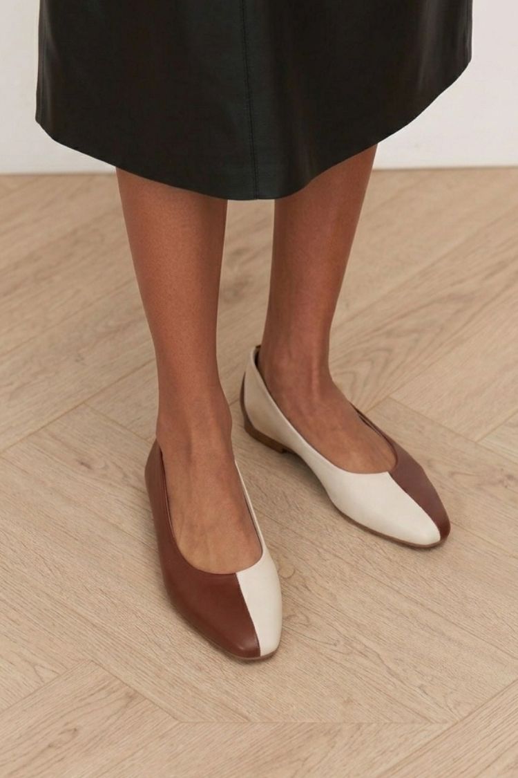 Ballerine bicolore minimaliste marroni e bianche a punta [Preordine]