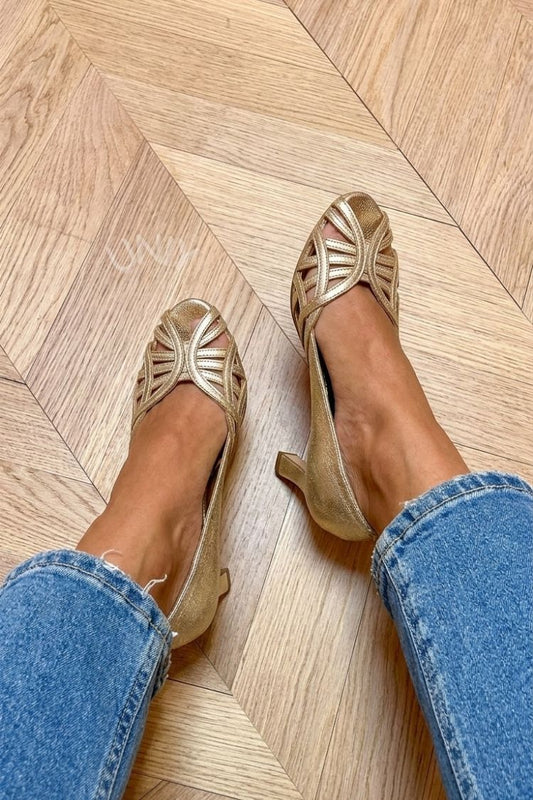 Elegantes zapatos de tacón medio con puntera abierta y aberturas en color dorado metalizado [Preventa]