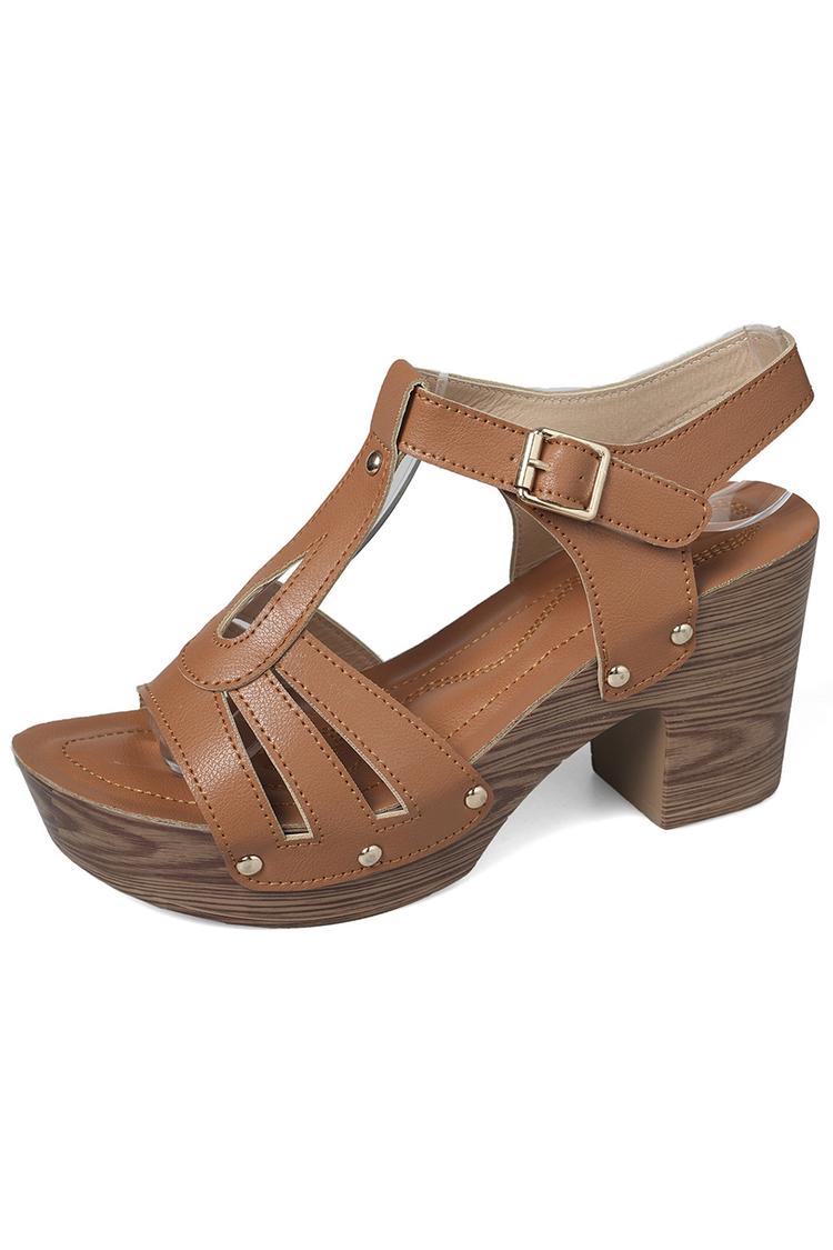 Sandali con tacco a punta tonda, decorati con borchie metalliche traforate, tinta unita