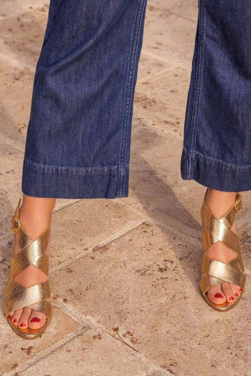 Sandales à talon bloc avec bride croisée en daim [Précommande]