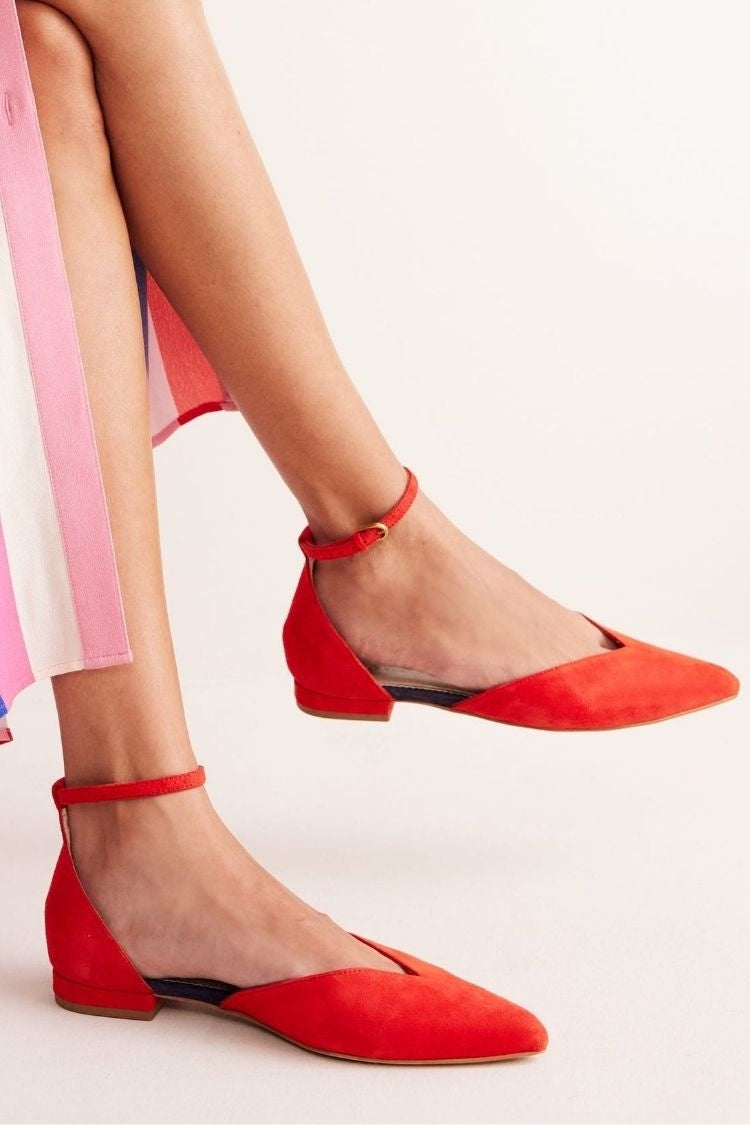 Ballerine Dorsay a punta in pelle scamosciata rossa con cinturino alla caviglia [Pre-ordine]
