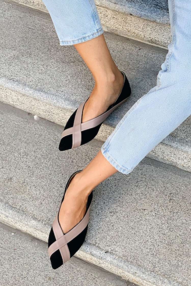 Ballerine con punta a punta e cinturino incrociato in pelle scamosciata color block [Pre-ordine]