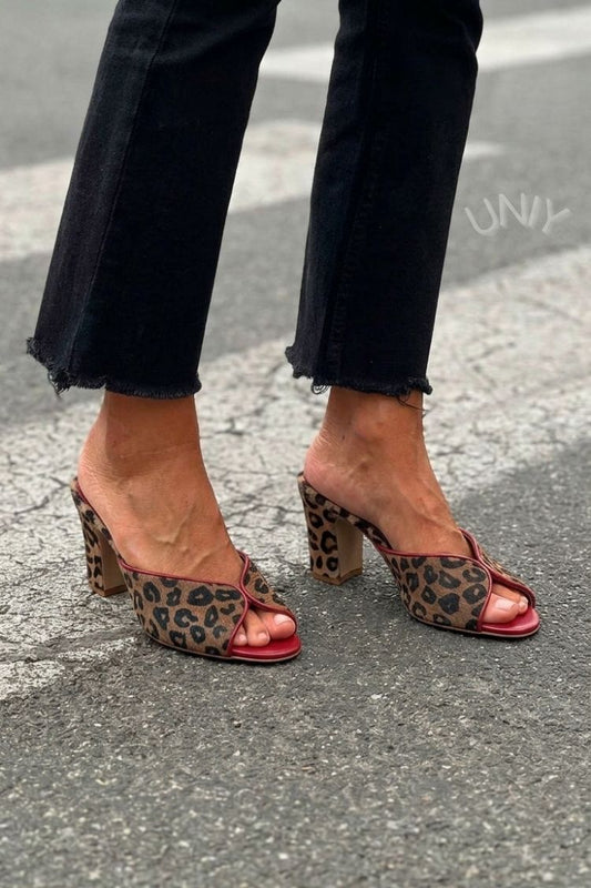 Mules con estampado de leopardo, tacón de bloque, escote en V y puntera abierta [Preventa]