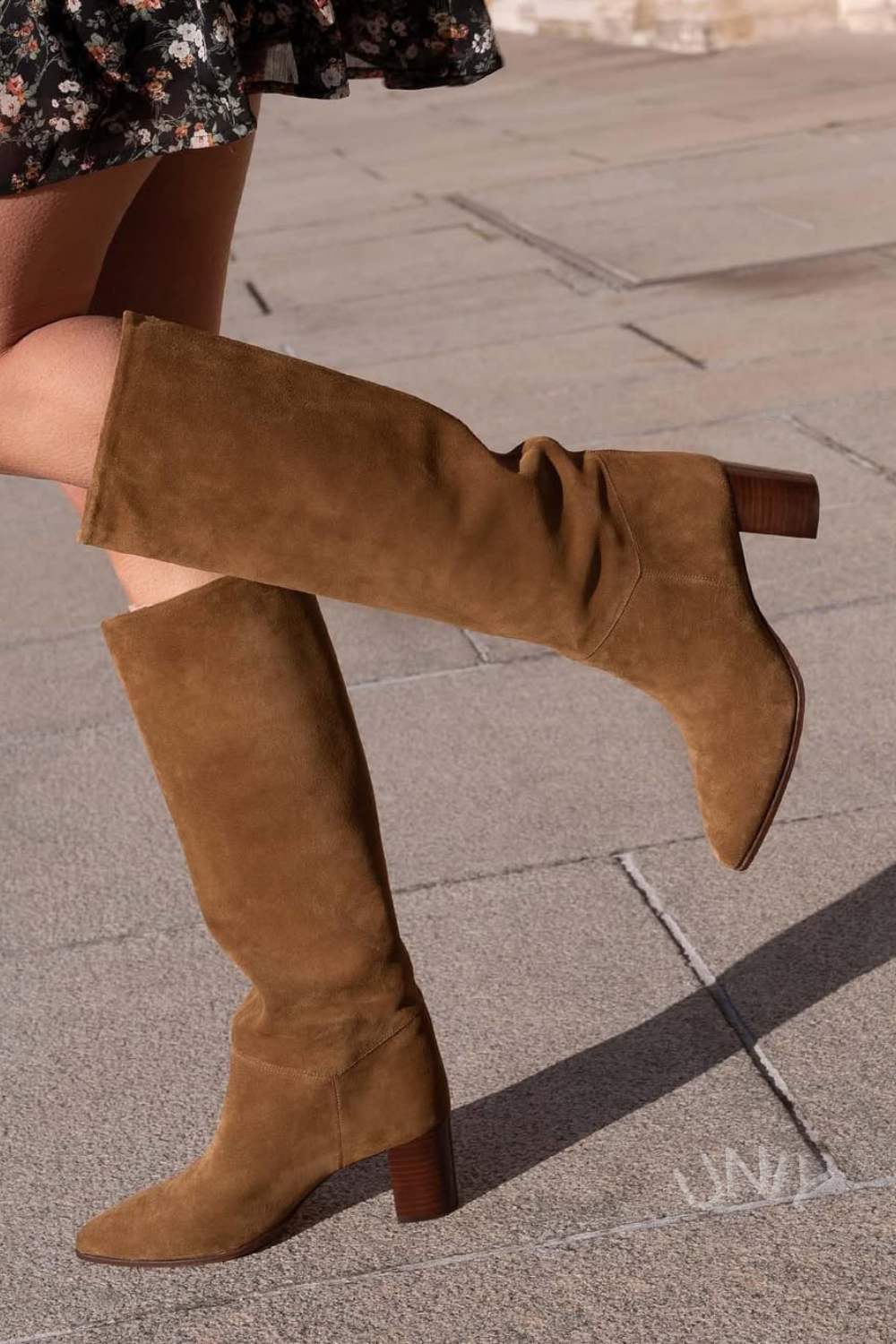 Stivali alti fino al ginocchio in pelle scamosciata color cuoio con tacco a blocco [Pre-ordine]