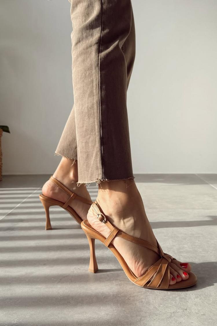 Scarpe con tacco a spillo marrone chiaro con cinturino annodato e punta aperta [Pre-ordine]