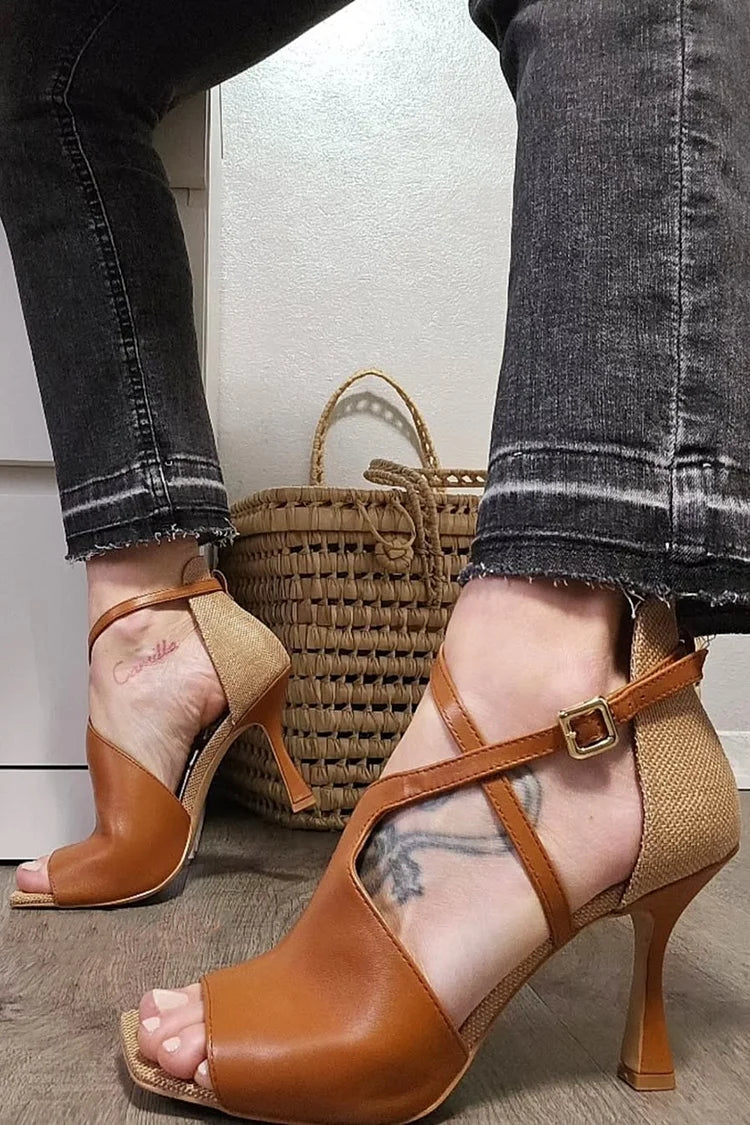 Tacco a spillo marrone con fibbia a croce asimmetrica e punta quadrata [Pre-ordine]