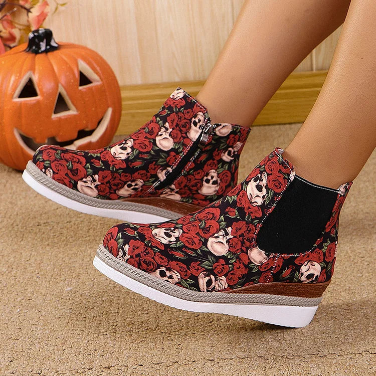 Halloween-Rosen-Stiefeletten mit Totenkopf-Print, runder Zehenpartie und Keilabsatz