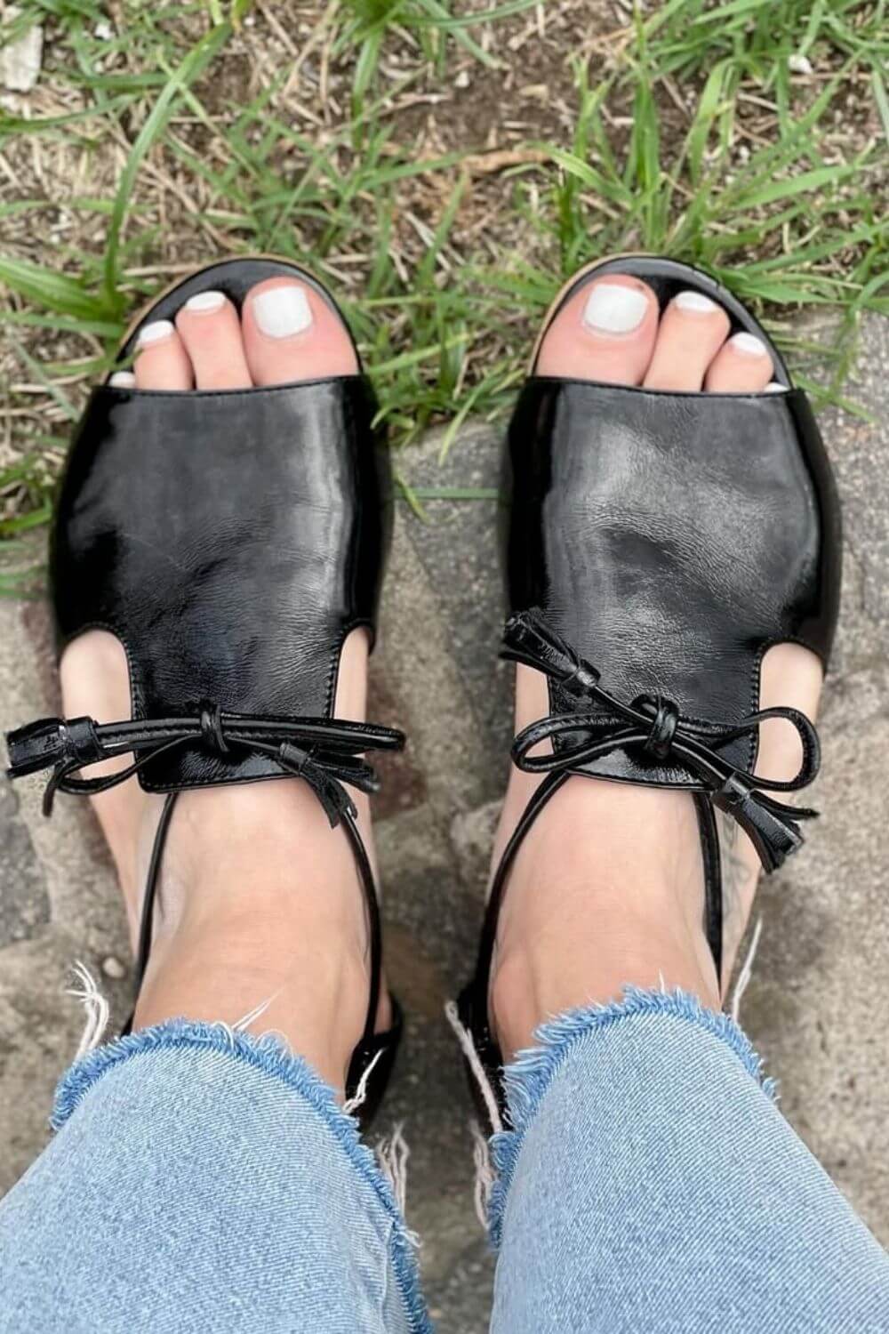 Ballerine con cinturino posteriore e nappe ritagliate in vernice nera [Pre-ordine]