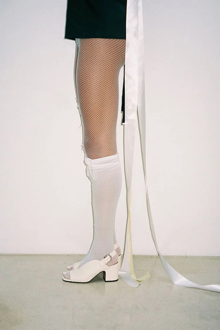 Tacones gruesos beige con punta abierta y corte en V con estampado de serpiente [Pedido anticipado]