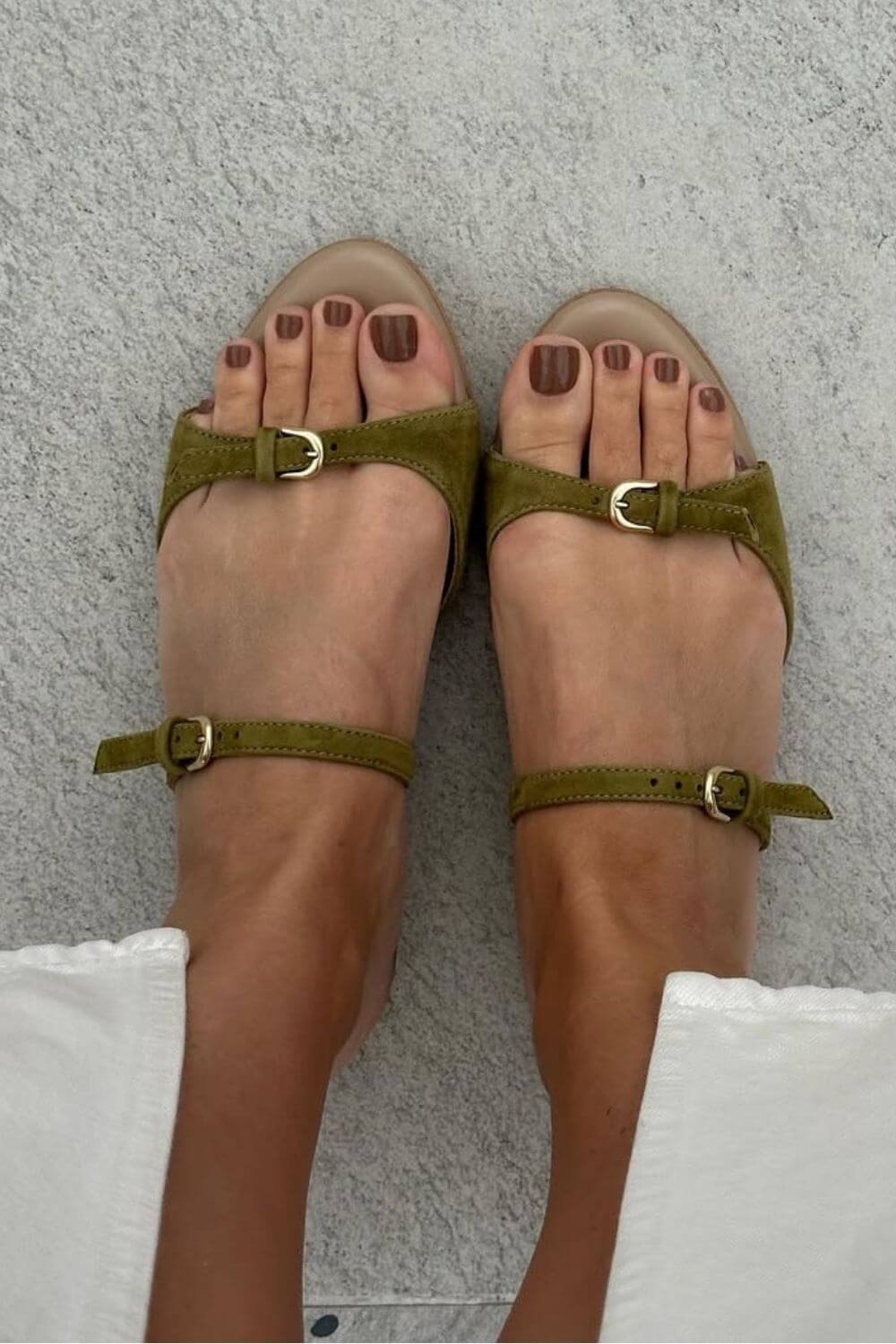 Sandali con cinturino e punta aperta in pelle scamosciata con doppia fibbia [Pre-ordine]