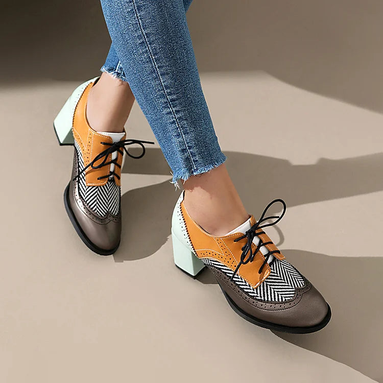 Oxford Brogues com atacadores, biqueira redonda, salto grosso, bloco de cores em patchwork