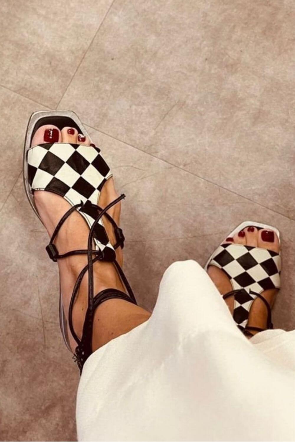 Sandali con punta quadrata a quadri, cinturino incrociato e stampa audace [Pre-ordine]